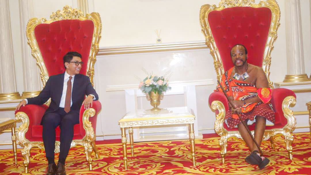 His Majesty King Mswati III (R) with the President of the Republic of Madagascar, Andry Rajoelina.